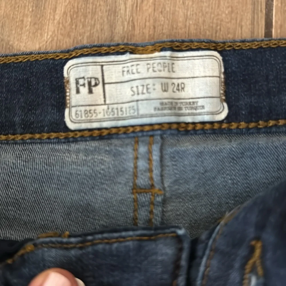 Free people size 24 distressed skinny jeans - Picture 2 of 3